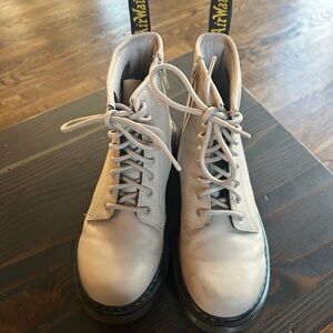 Dr. Martens girl’s Lilac Lace-Up Boots
